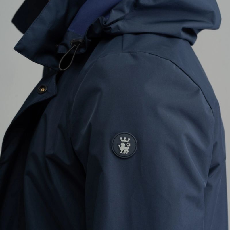 Dettaglio giromanica, collo e cappuccio di uno spolverino blu da uomo